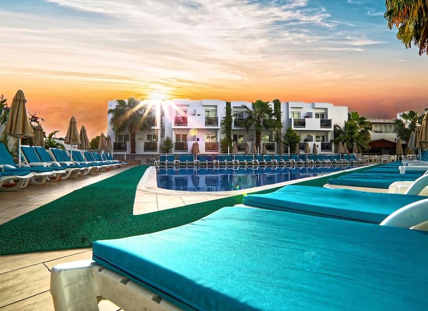 Басейн Фото