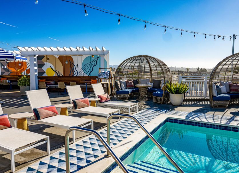 Басейн Фото