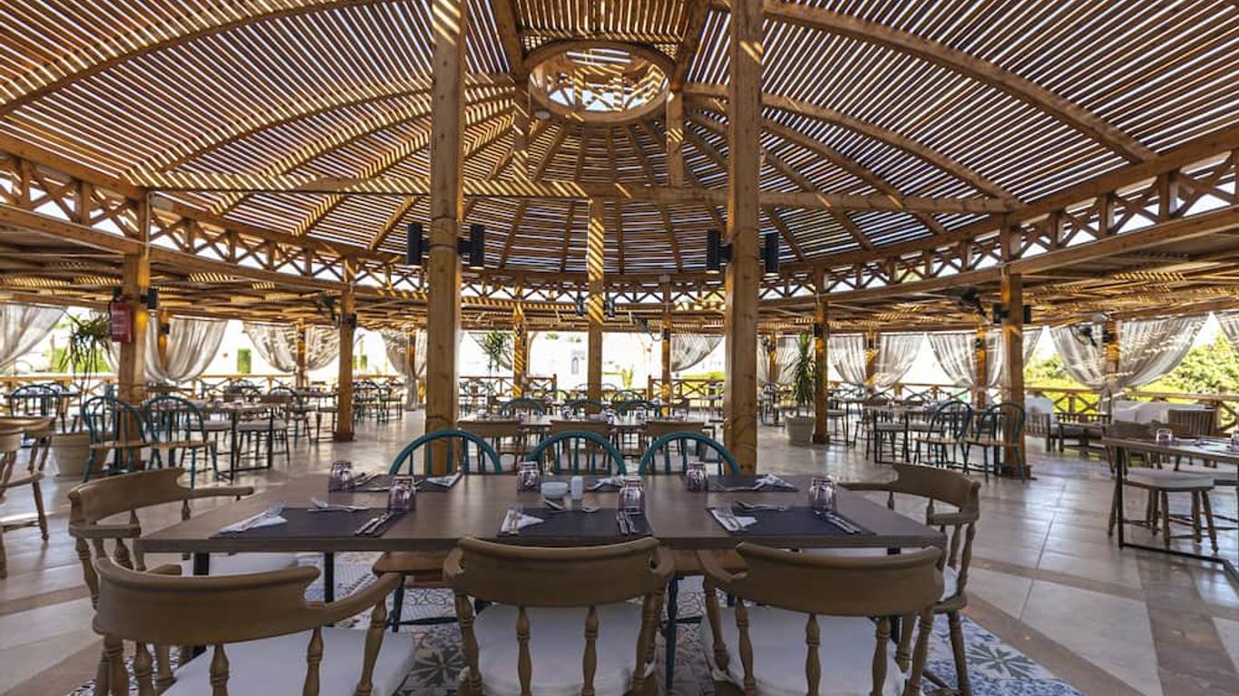 Sunrise Remal Beach Resort