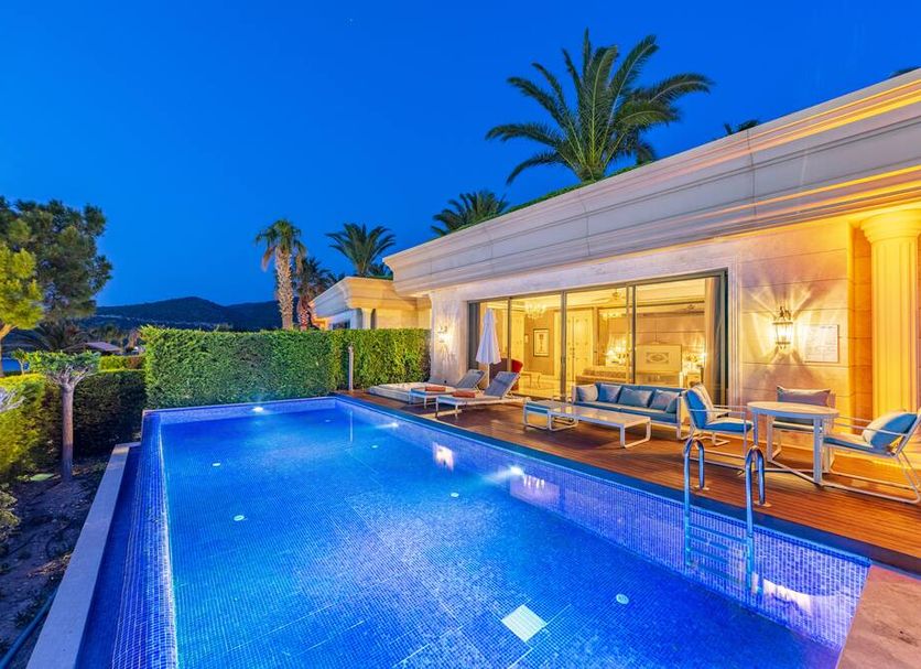 Басейн Фото