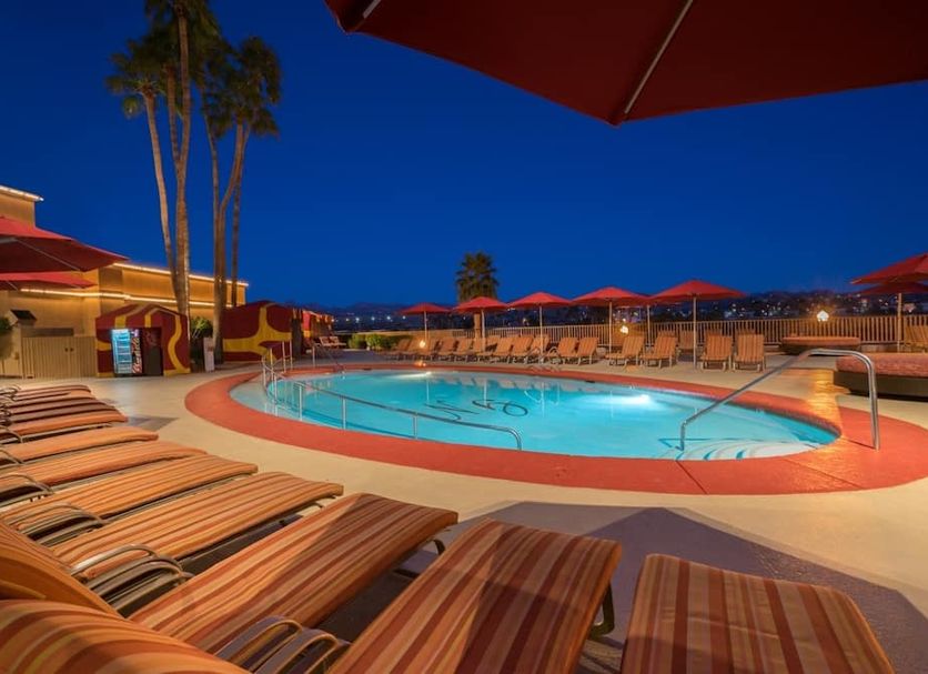 Басейн Фото