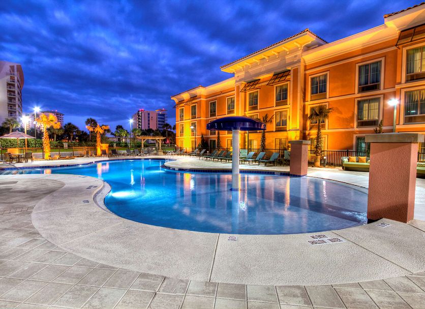 Басейн Фото