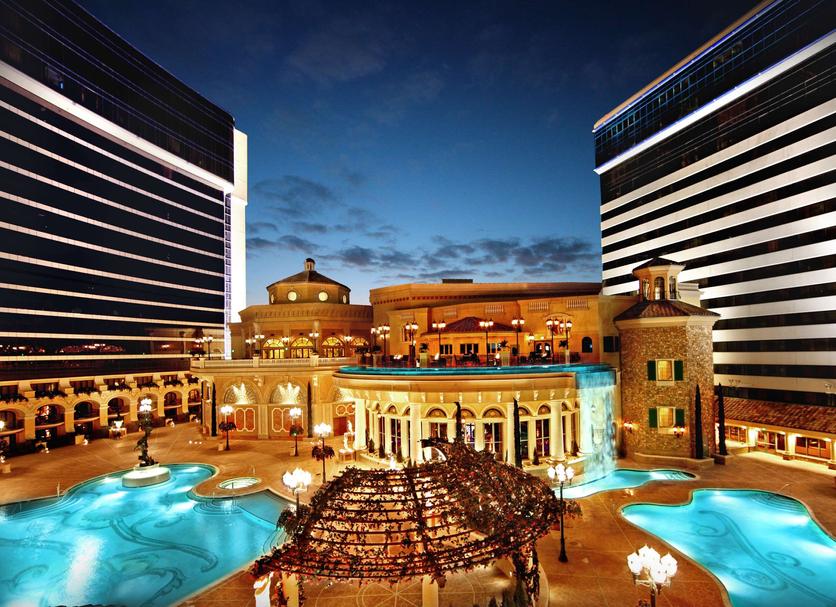 Басейн Фото