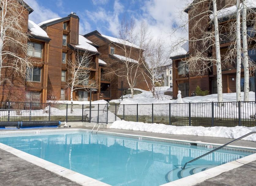 Басейн Фото