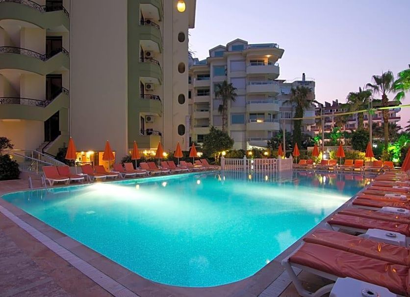 Басейн Фото