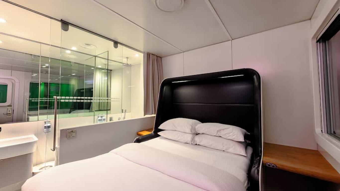 YOTELAIR London Gatwick